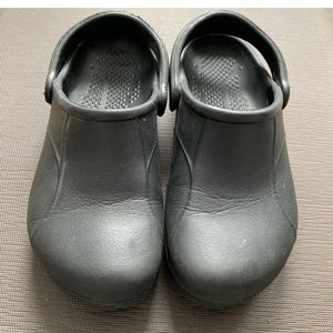 TREDSAFE SLIP RESISTANT CLOGS Women’s Size 8 - men’s 7